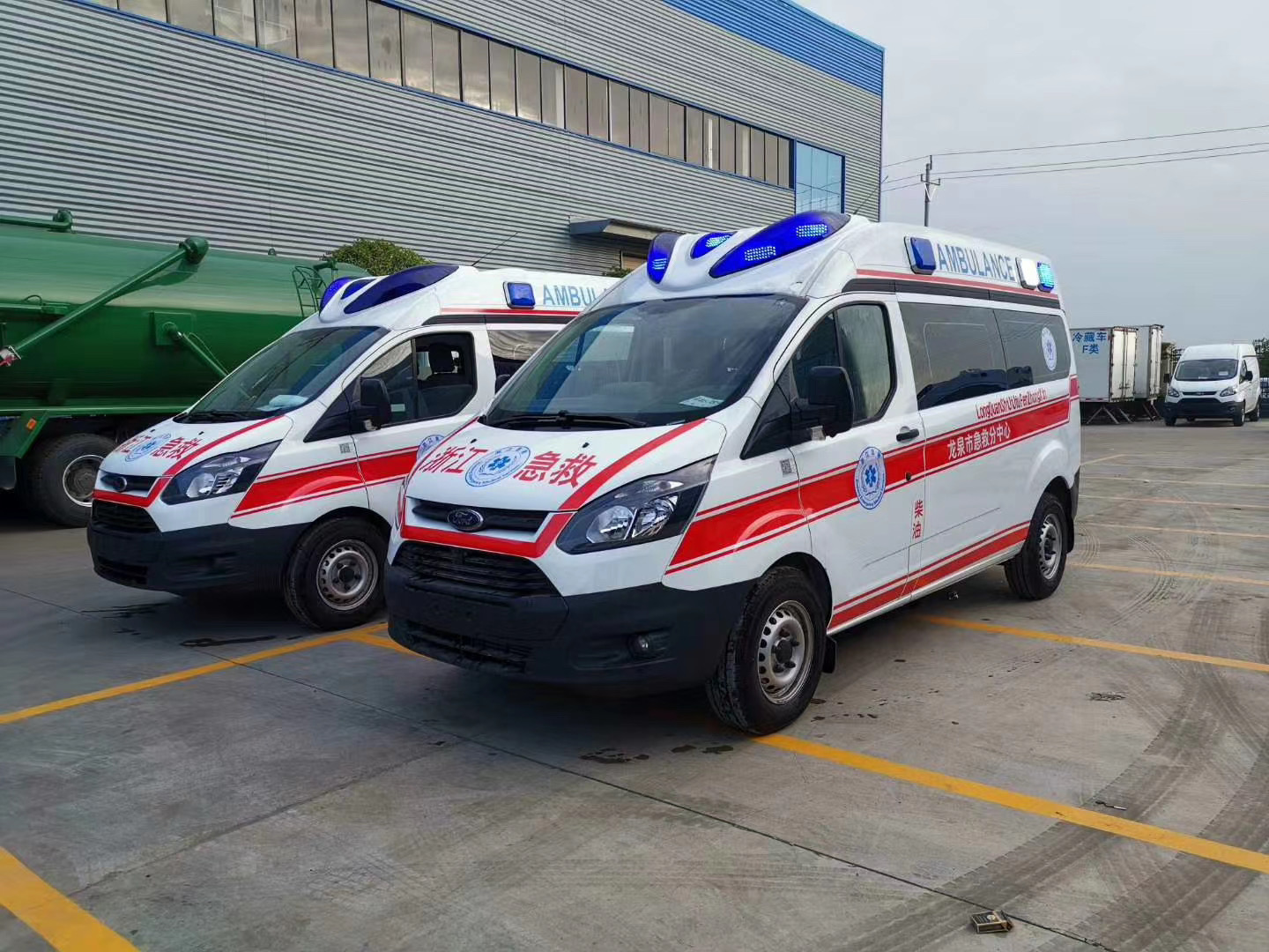 两台福特V362中轴中顶监护型救护糖心vlog发往浙江